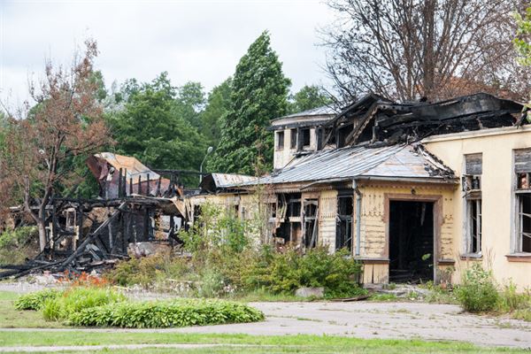 女性梦中墙体倒塌一半的预兆解析