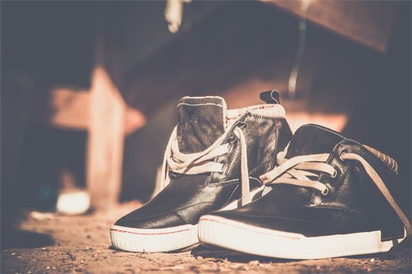 梦境解析 两只不配对鞋子的神秘寓意