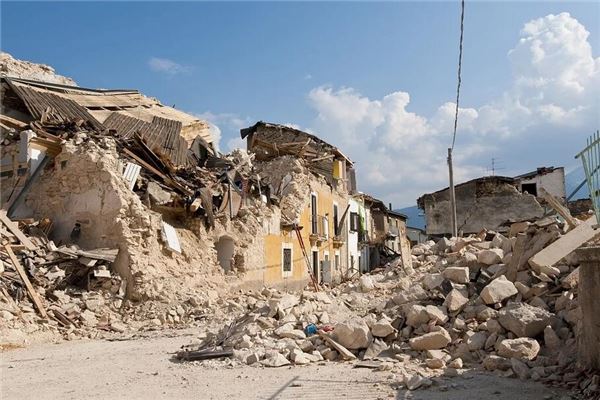 女性梦见自家房屋倒塌预示什么-安卜居