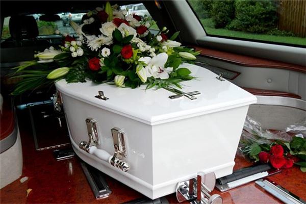 图片[1]-女性梦见他人骨灰盒的神秘预兆