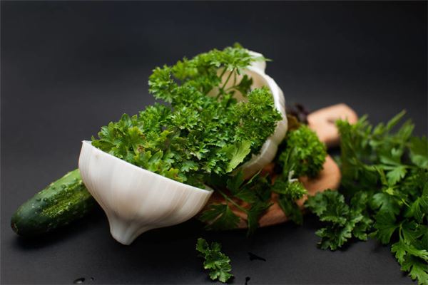 女性采摘青菜的梦境解析与运势预示-安卜居