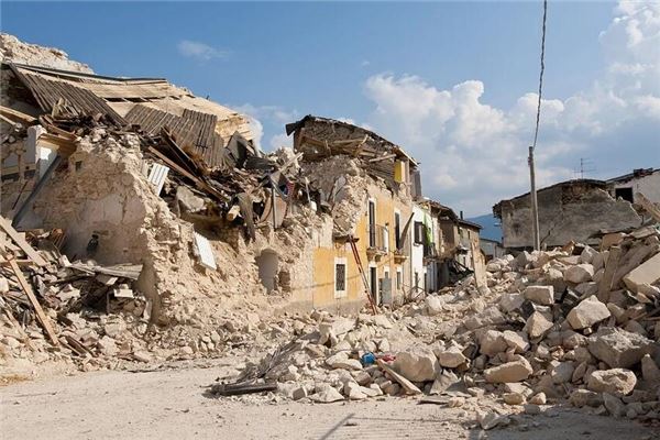 梦醒逃生：房子倒塌背后的运势暗示