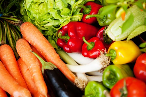 已婚女人梦见卖菜：婚姻与财运的双重暗示