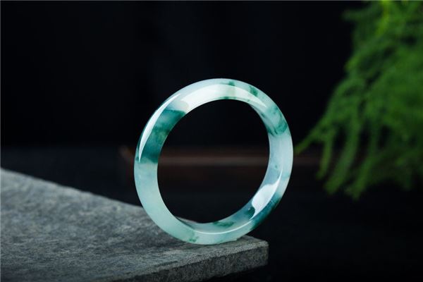 已婚女性梦见玉镯断裂 传统解梦预示婚姻危机