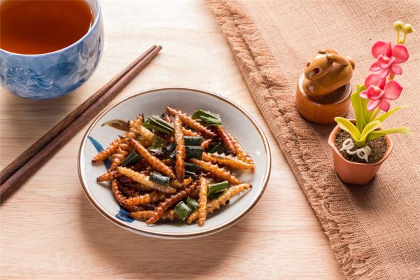 图片[1]-梦见蛆虫爬身的梦境解析与运势预兆