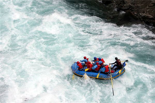 洪水梦境中我奋力奔跑求生