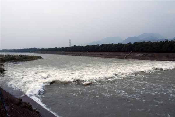 已婚女性梦见汹涌河流预示着什么