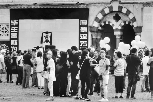 女性梦见参加葬礼预示着什么运势变化