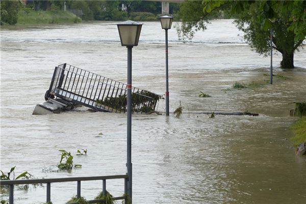 图片[1]-女子梦中洪水泛滥的吉凶预兆