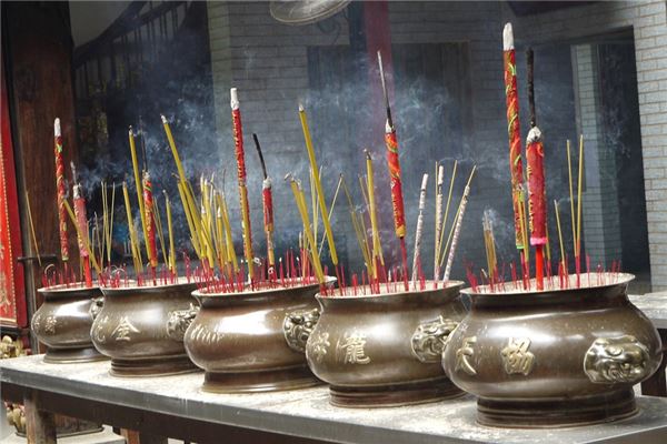 女性梦见香火旺盛预示什么运势