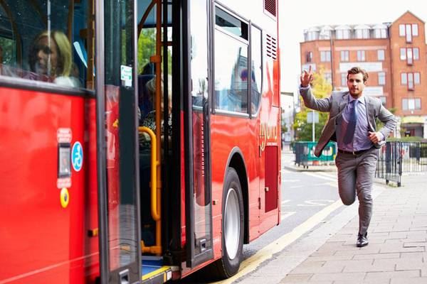 图片[1]-错过车梦的寓意与运势解析