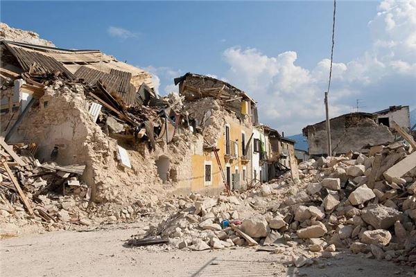 女性梦见房屋崩塌的寓意解析