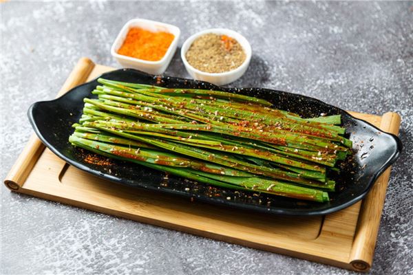 图片[1]-梦见韭菜预示财富降临