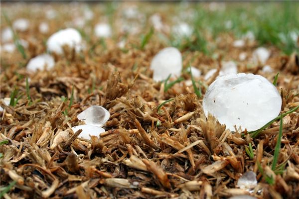 图片[1]-女性梦见冰雹的运势暗示