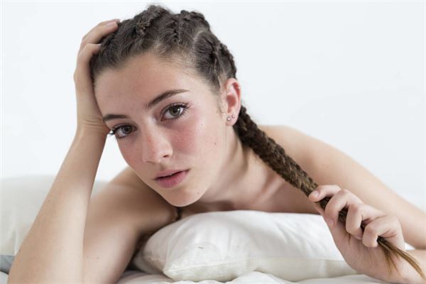 女性梦中编发打理的运势解读