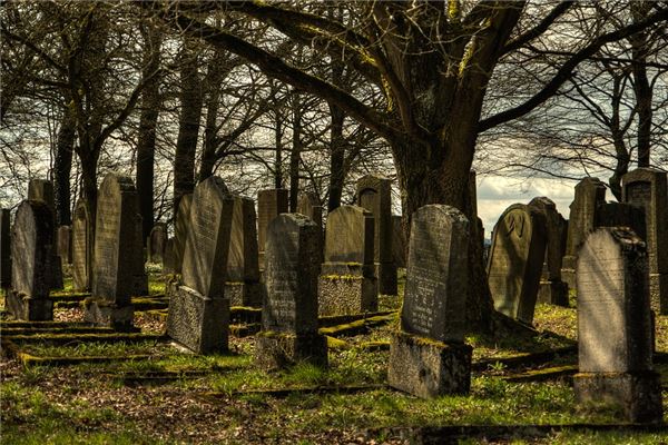 已婚女性梦见多处坟地的征兆