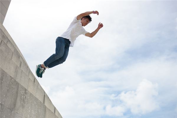 图片[1]-梦到高楼坠落安然无恙是什么征兆