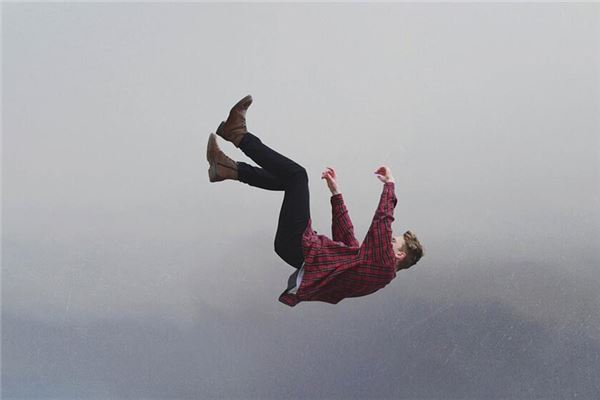 图片[1]-梦见高空坠落平安无事