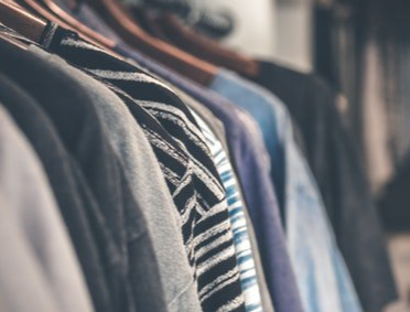 图片[1]-梦见帮他人试穿衣物有何寓意