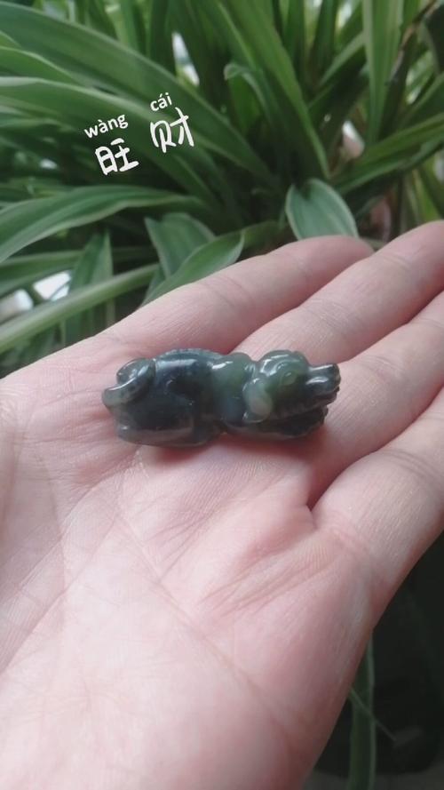 属狗人佩戴狗形玉坠