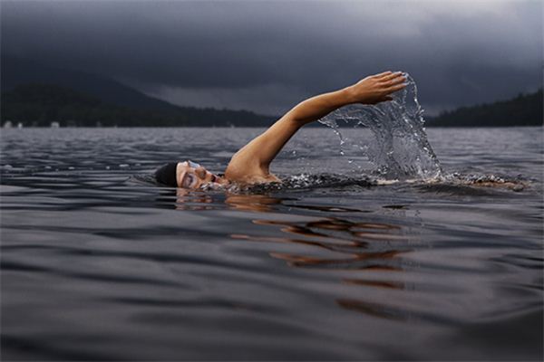 梦到在大海里游泳，周公解梦揭示梦境含义与吉凶预兆