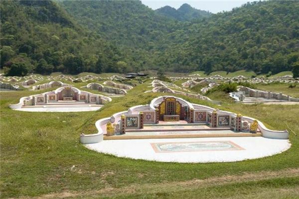 梦境探秘:坟中安眠的吉凶征兆,周公解梦为你解析
