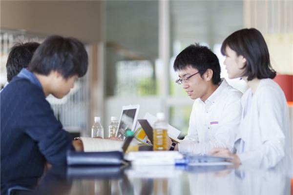 梦见女同学来家造访，周公解梦断祸福，梦境预兆全解析