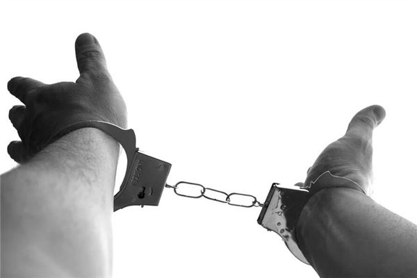 梦见上司被手铐铐住,此梦有何征兆,寓意好坏详解