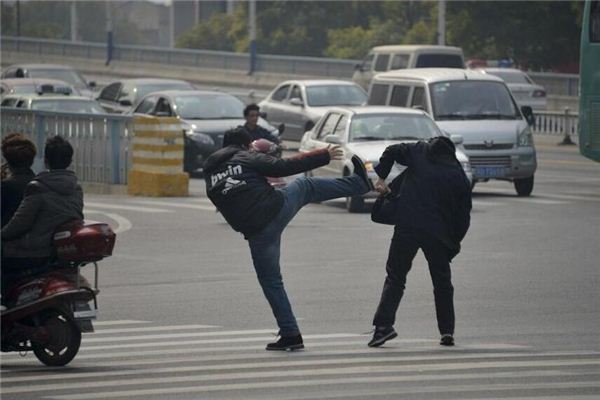 梦中踢人踢物,征兆与吉凶解析