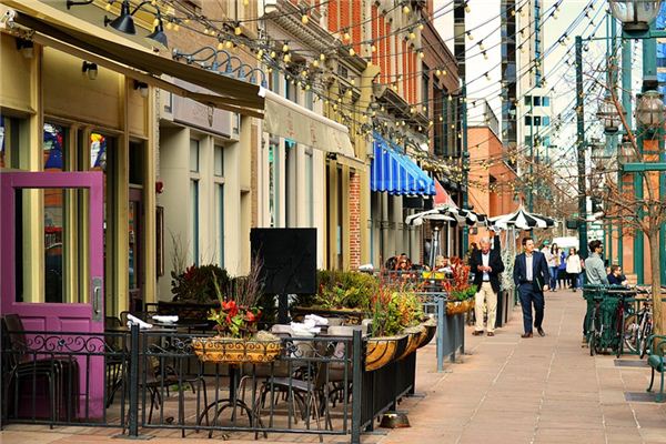 梦见闹市代表什么,是好是坏,周公解梦深度解析
